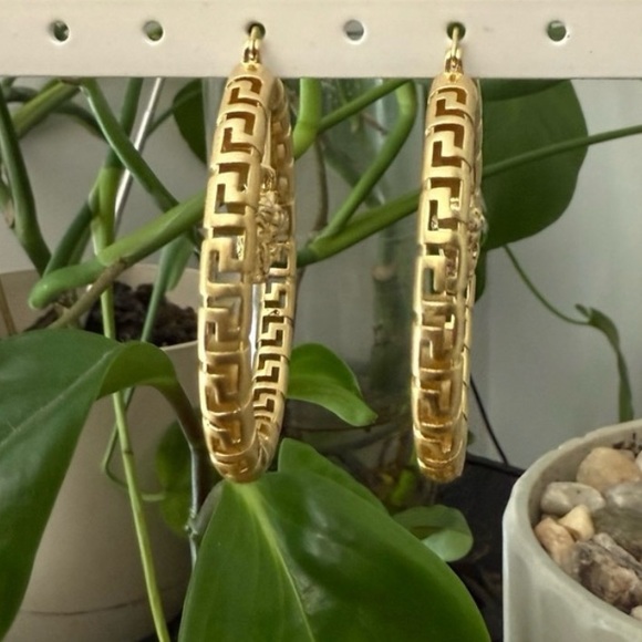 Gold Iconic Medusa Charm Hoop
Earrings✨Fashion‼️Full Inclusion Comes W Box 🎁 - Picture 13 of 14